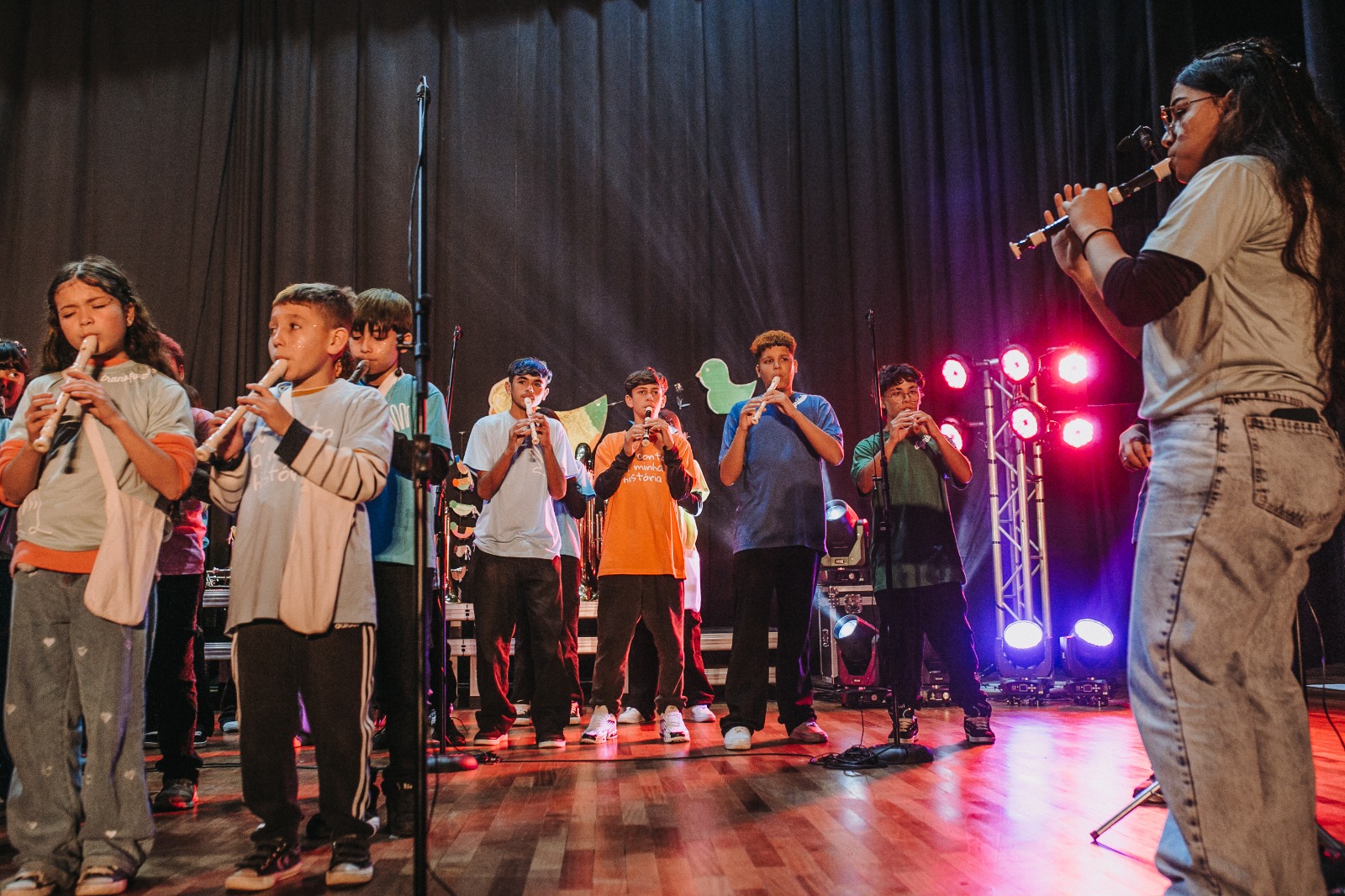 Crianças e adolescentes do Projeto Dorcas durante apresentação musical